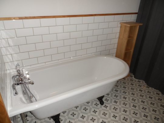 Salle de bain contemporaine dans une ancienne maison française