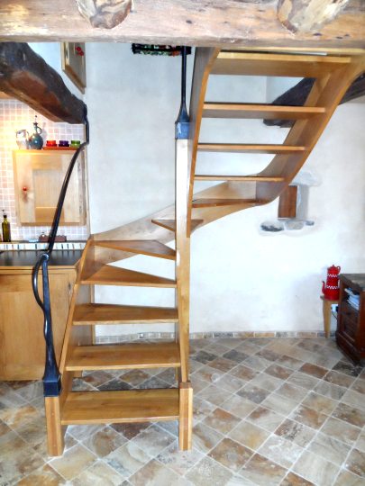 Escalier ouvert en bois avec une balustrade en acier forgé 
