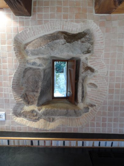 Habillage de fenêtre en pierre et mosaïque de céramique