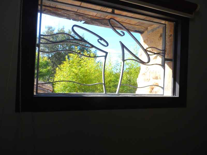 Garde-corps et grilles de fenêtre pour un gîte
